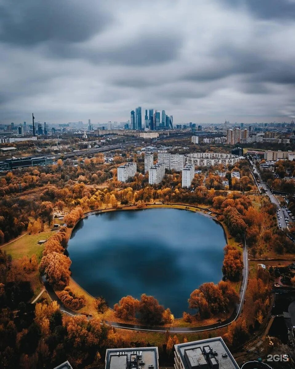 Водоем сверху. Мосфильмовский пруд Москва. Парк Мосфильмовский пруд. Парк Борисовские пруды Москва. Мосфильмовский пруд Сетунь Долина.