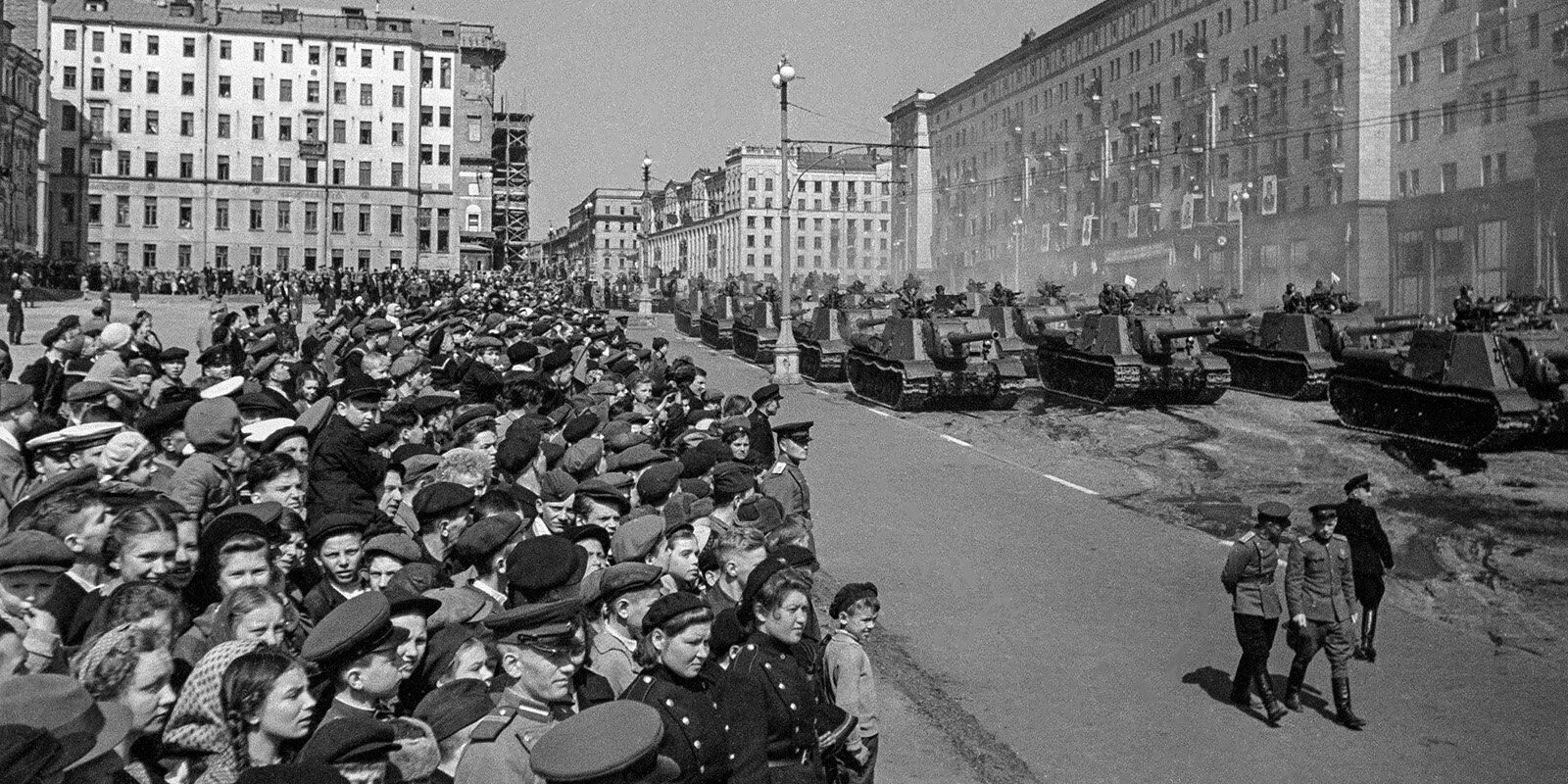 Первый день войны в москве. Тверская улица 1945. Парад 1 мая 1945. Москва май 1941. Парад 1 мая 1947 года.