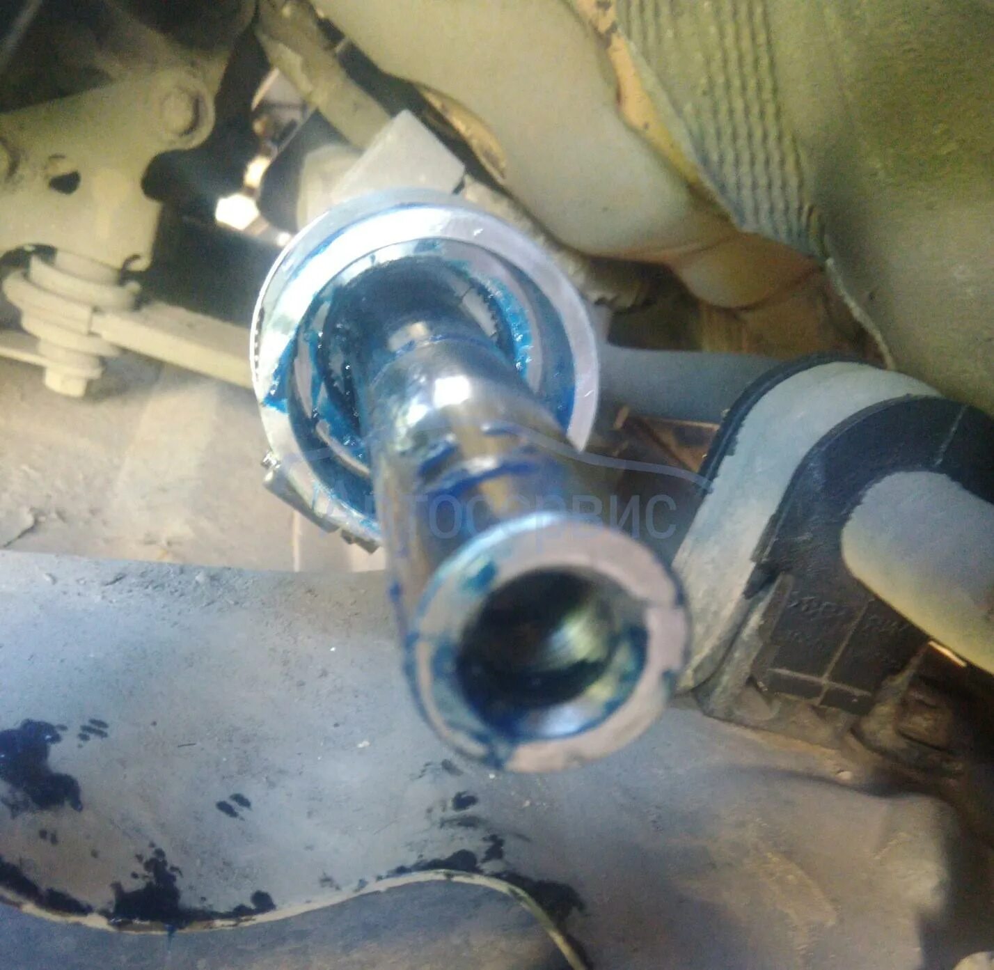 Рено логан 2009 втулка рулевой рейки. Втулка рулевой рейки лада калина. Втулка рейки рено логан. Как поменять втулку на рулевом. Как поменять втулку на рулевом.