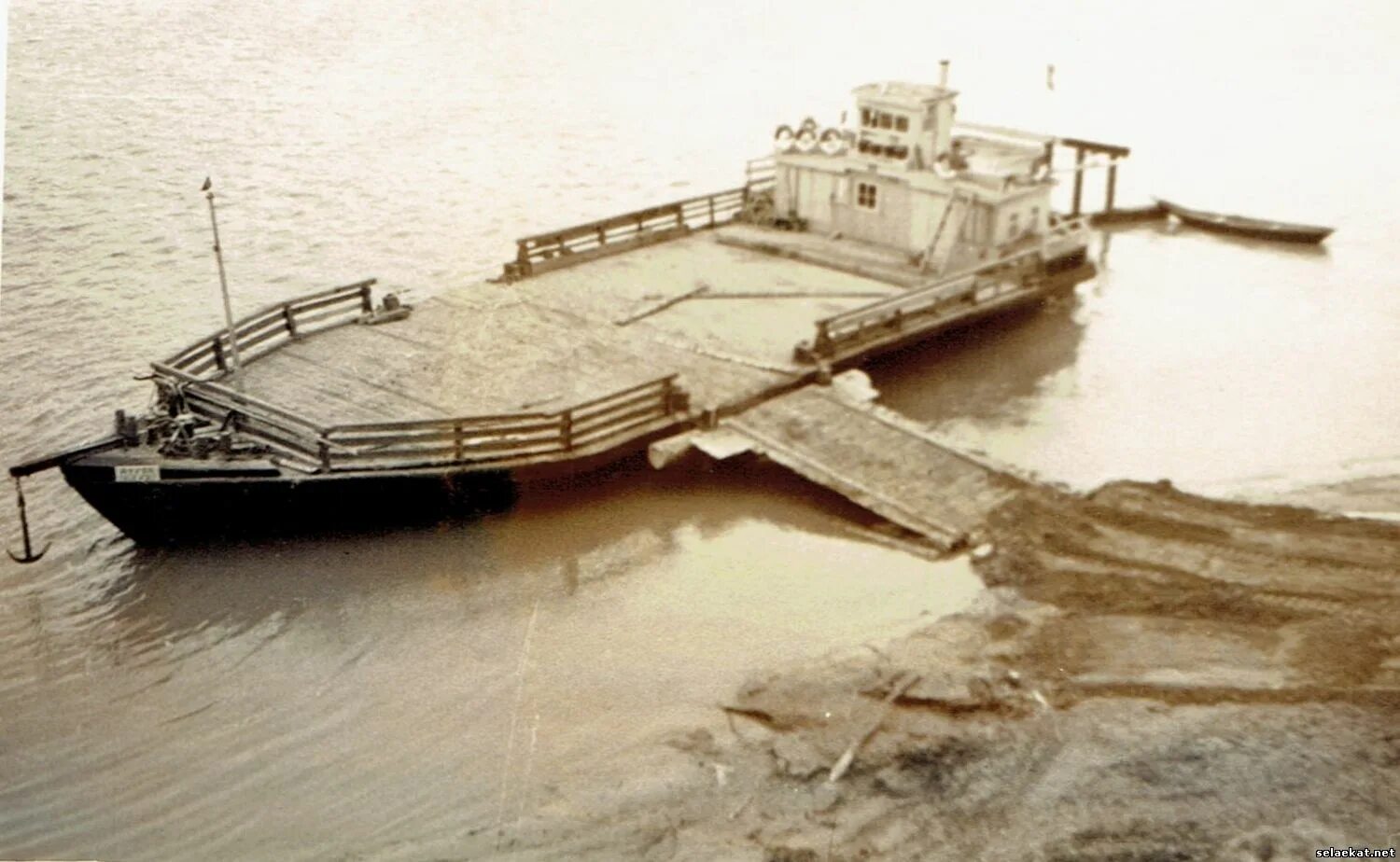 Паром 70. Самоходная баржа толкач. Александр анашкин паром. Речной паром сп 44. Байкал паром-ледокол.