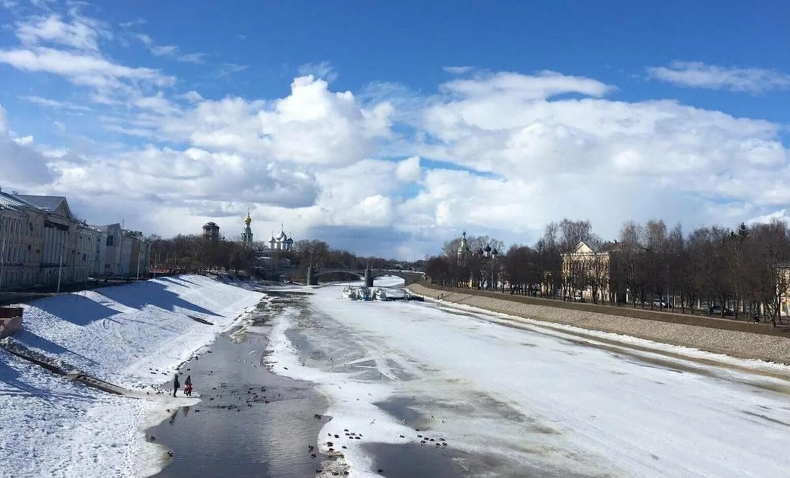 Уровень воды в вологде сегодня. Река Вологда. Лед на реке Вологда. Вологда зимой. Река Вологда зимой.