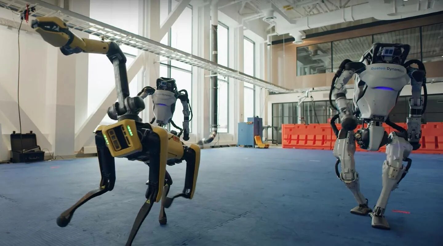 Где робот танцует. Роботы Бостон Динамикс танцуют. Бостон Динамикс человек и робот. Танец роботов Бостон Динамикс. Робот тележка Бостон Динамикс.
