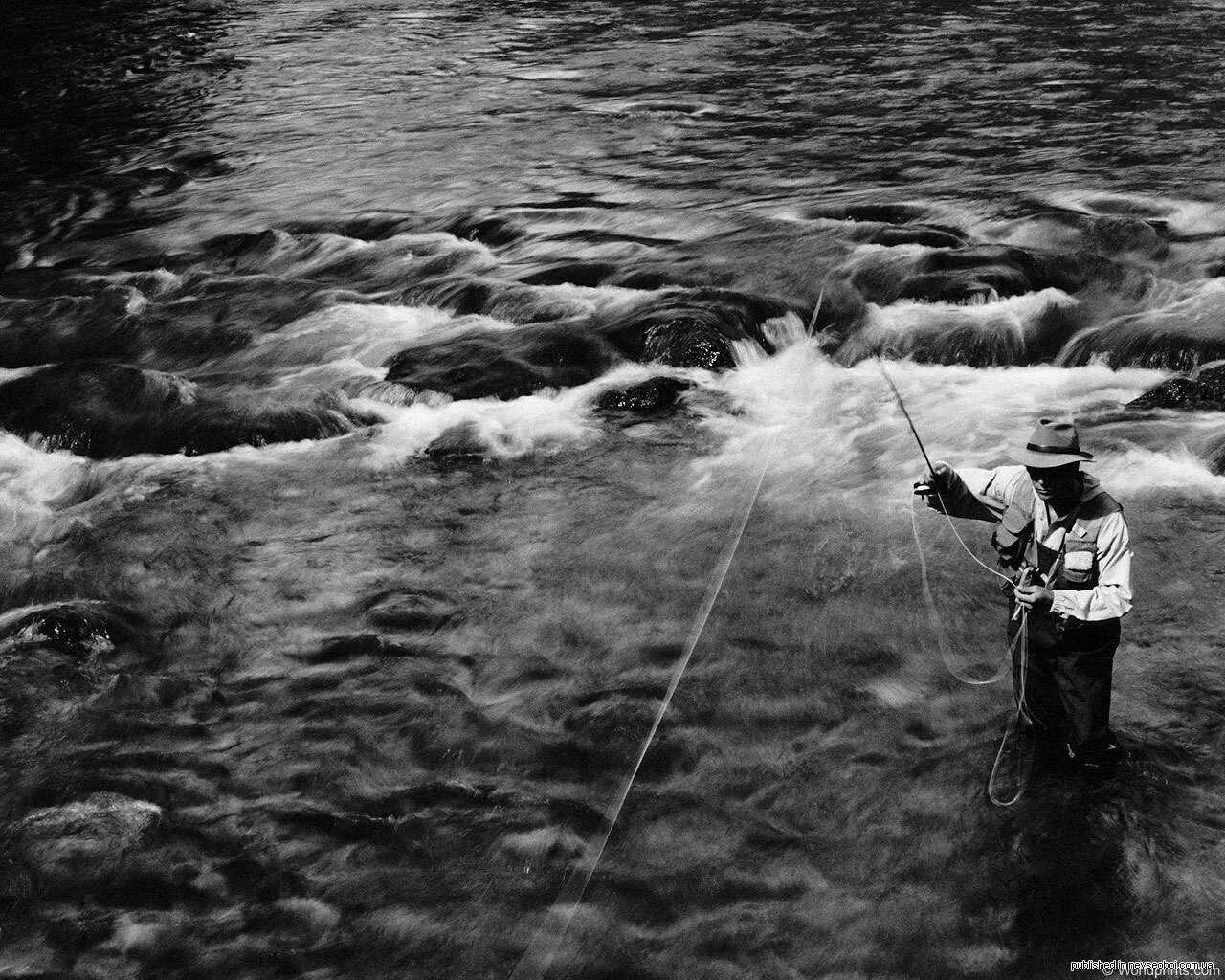 Ловит 19. Рыбалка фото красивые. Чёрно-белая фотография рыбалка. Рыбалка в России фото. Рыбак черно белое фото.