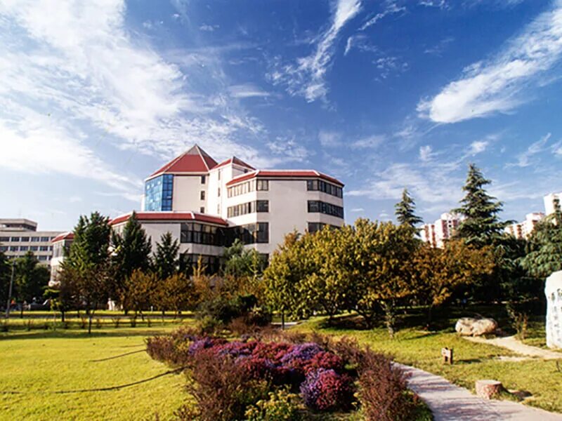 Beijing Jiaotong. Beijing transport University. Сианьский транспортный университет площадь.