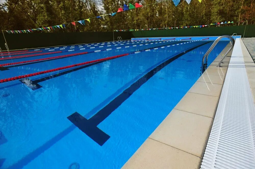 Спортивный центр "восток" в шанхае. Аквакомплекс лужники. Люди в бассейне. Открытый бассейн чайка в москве. Спортивная бассейн открытый.