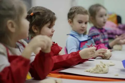 Дети лепят в детском саду