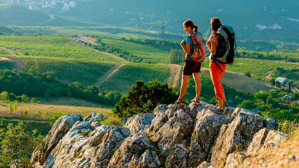 Туризм в Крыму. Прогулка в горах. Пешие прогулки в горах. Поход в горы.