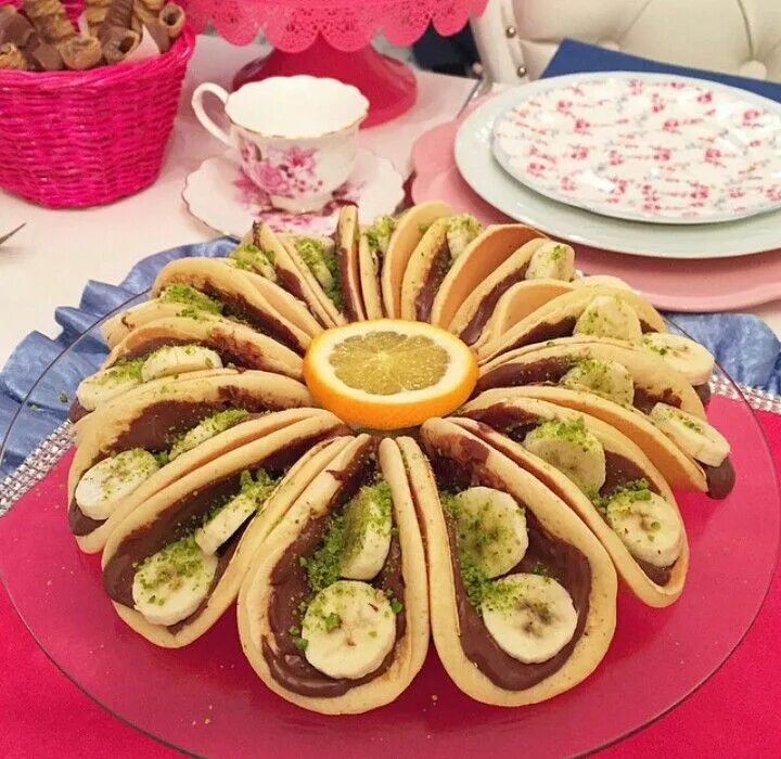 Красивая подача блинов на масленицу. Необычная подача блинчиков. Необычные блины. Оригинальная подача блинов на масленицу. Оригинальное украшение блинов на масленицу.