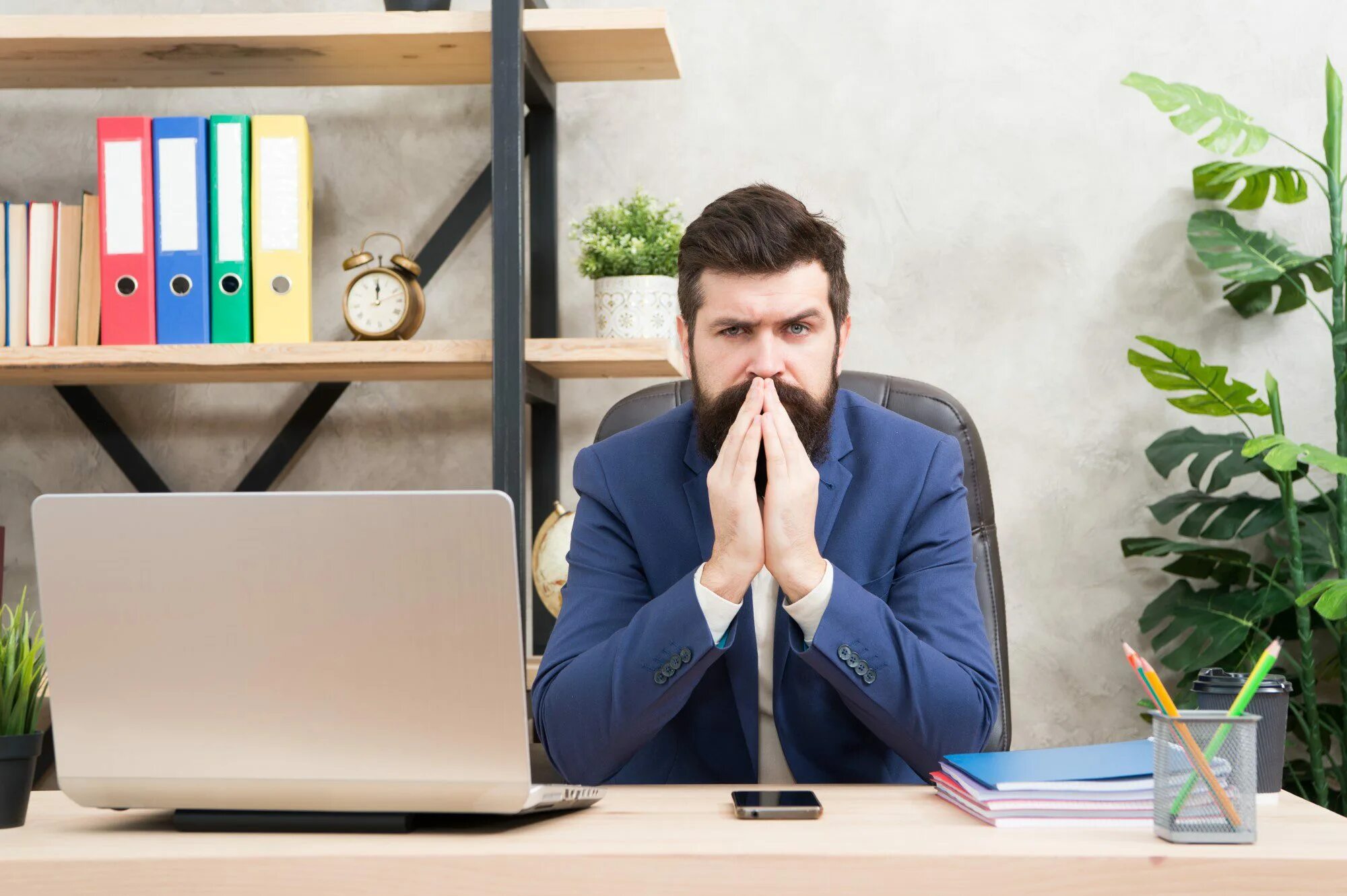 Начальник ругает. Контроль над работниками. Конфликт в офисе. Конфликт с начальством. Люди в офисе.