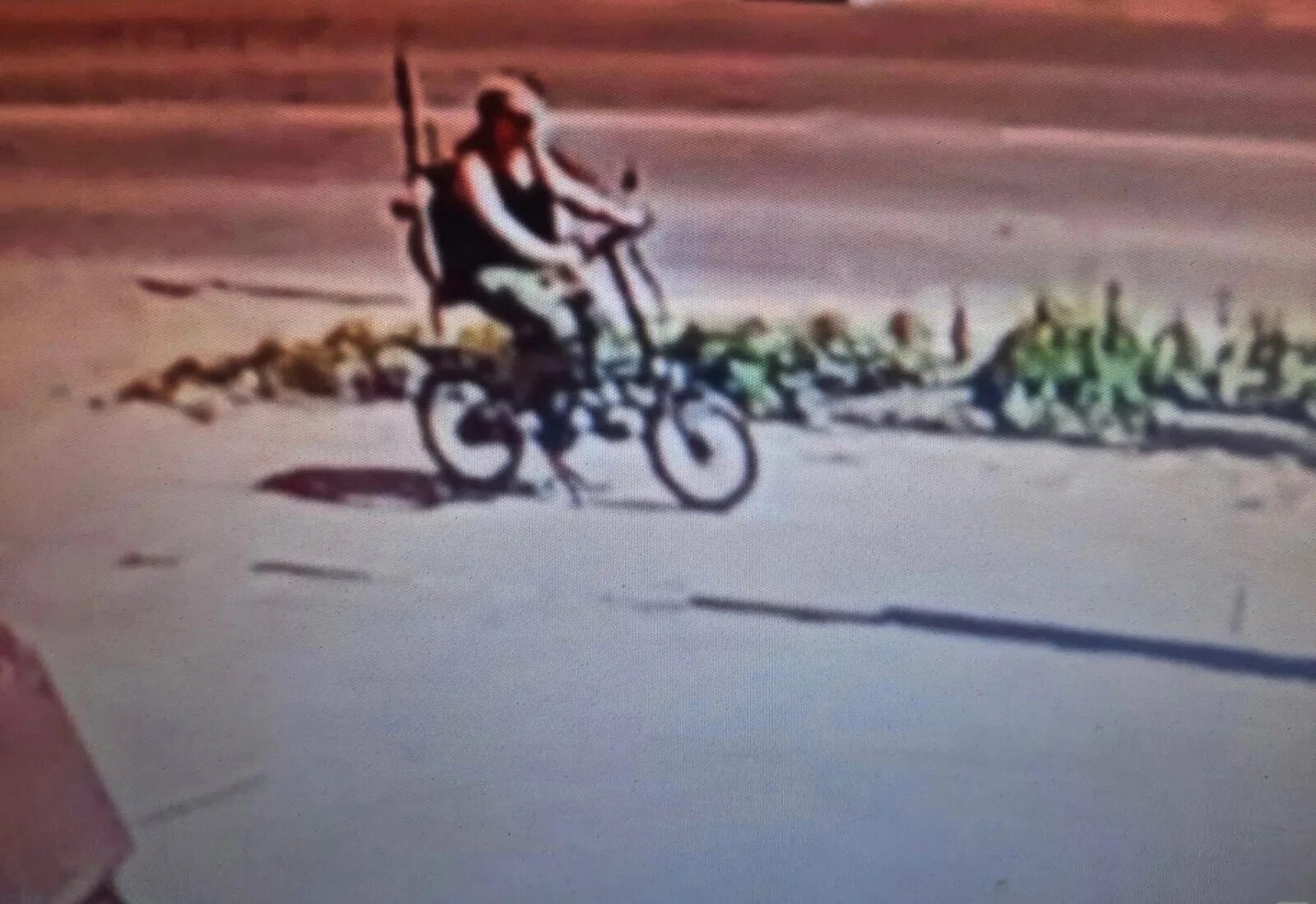 Сбитый мальчик на велосипеде. Сбили ребенка на велосипеде. Авария в Магнитогорске вчера. Курьер на электровелосипеде сбил женщину насмерть. Видео курьер сбил женщину.
