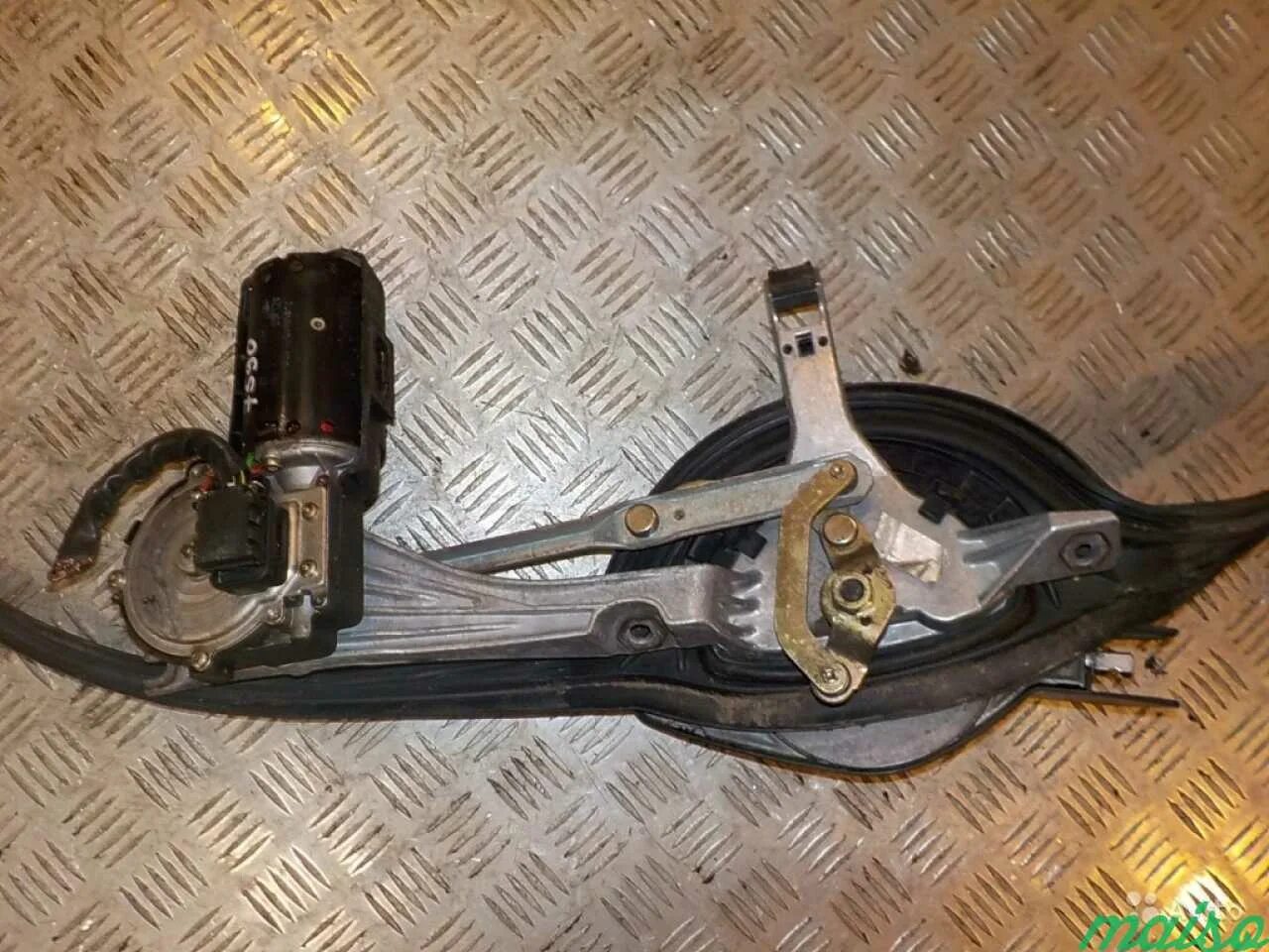 Механизм дворника мерседес 124. Mersedes w124 щетка стеклоочистителя. Mercedes w124 дворник. Трапеции мерседес 124. Мерседес 124 дворний шотка.