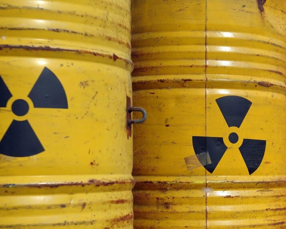 Радиоактивные отходы аэс. Радиоактивные отходы. Радиоактивные бочки. Ядерные отходы. Бочки для ядерных отходов.