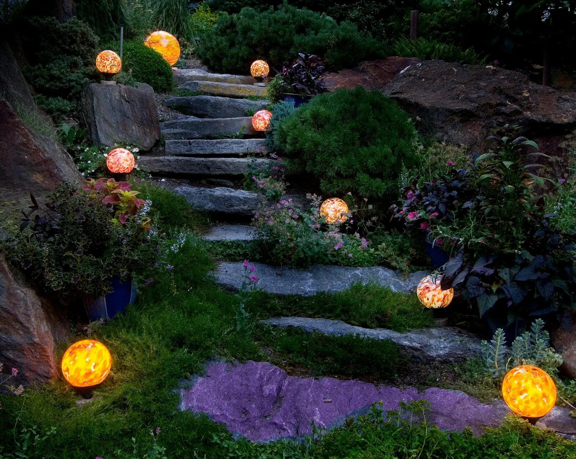 Подсветка сада. Подсветка в саду на даче. Декоративное освещение ландшафта. Ландшафт фонарики. Step night