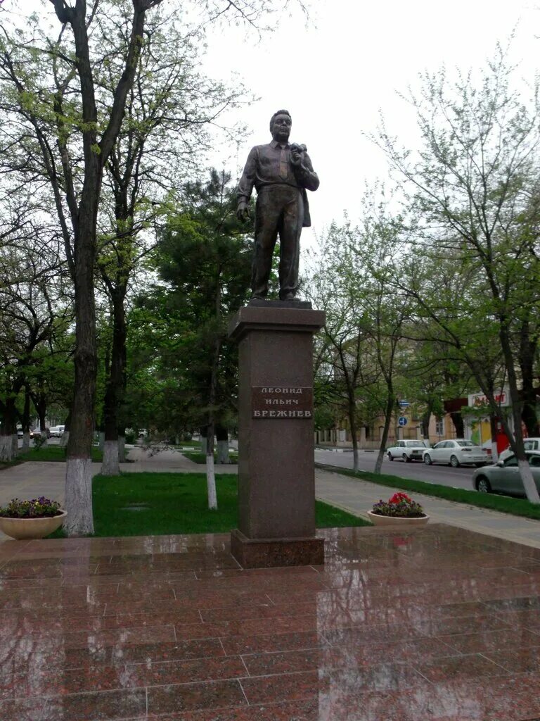 памятник брежневу в новоро. брежнев памятник новороссийск. брежнев памятник новороссийск. памятники брежневу в 10-й школе новороссийске. брежнева новороссийск.