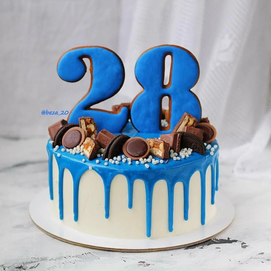 Украшение торта макаронс. Тортик 28. Украшение мужского торта. Торт на 28 лет. Тортик на 28 лет.