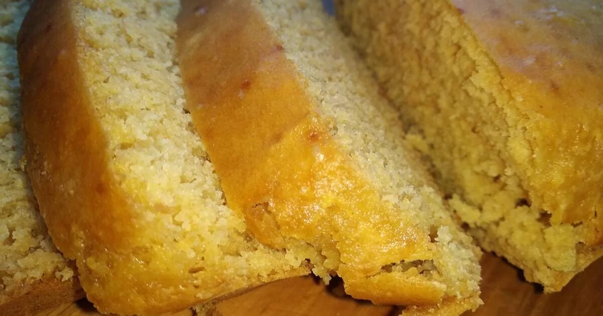 Кукурузные хлебцы с сыром. Хлеб из кукурузной муки в хлебопечке. Кукурузный хлеб. Американский кукурузный хлеб. Хлеб из кукурузной муки в духовке.