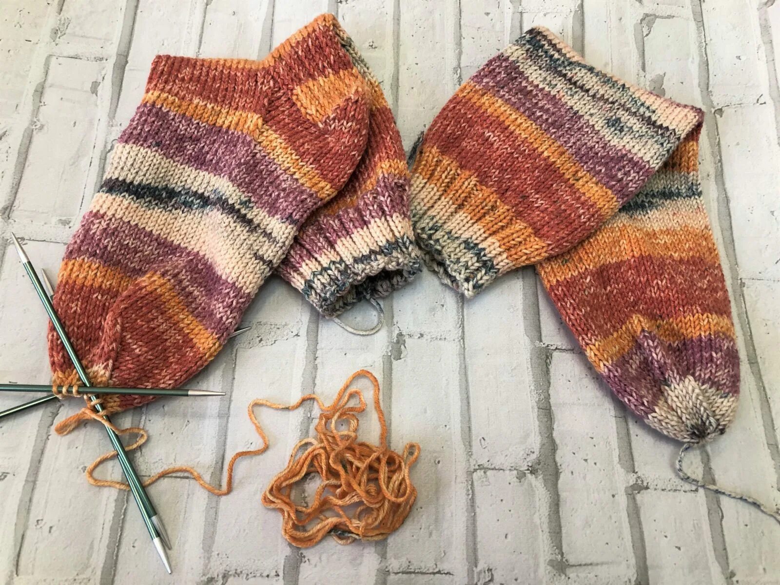 Носки из носочной пряжи. Носки из секционной пряжи. Носки из секционной пряжи. Носки из секционной пряжи спицами. Носки из секционной пряжи спицами.