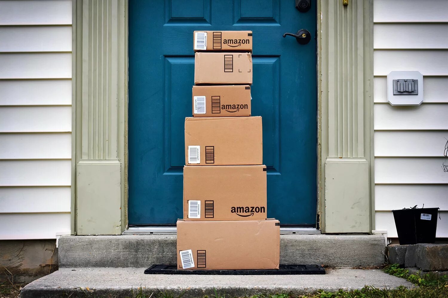 Amazon 4. Амазон. посылка у двери. амазон посылка. amazon коробки.