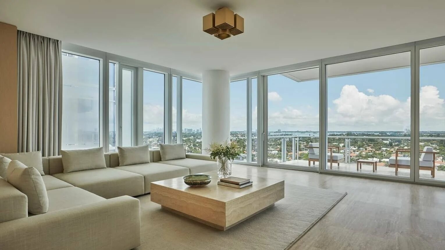 Нью-йорк манхэттен квартиры с панорамными окнами. Жилые дома с панорамными окнами. Спальня в пентхаусе в нью йорке. Светлая гостиная с панорамными окнами. Пентхаус в нью йорке на манхэттене.