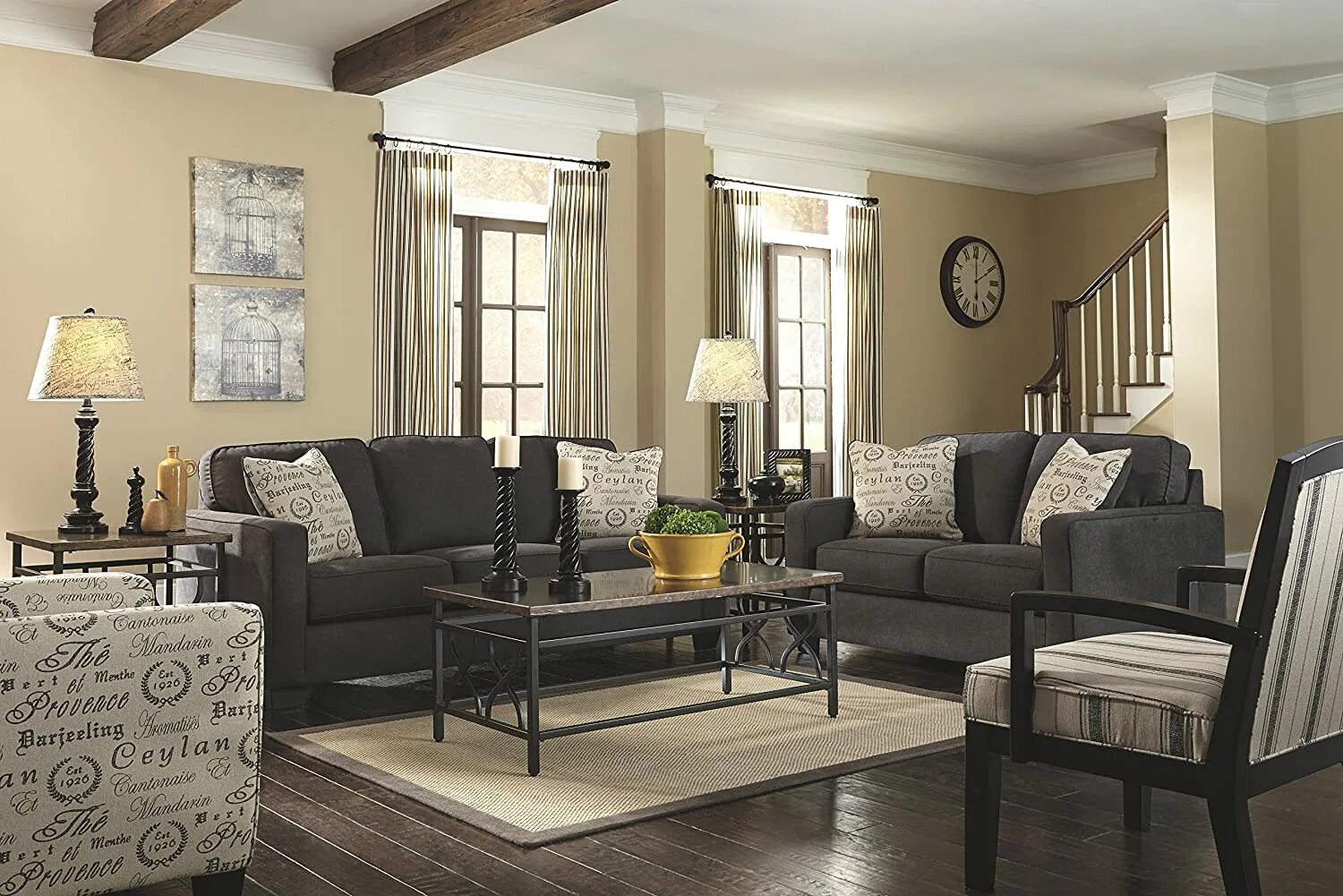 Сочетание серого цвета стен с мебелью Light grey living room with lilac sofa Mauve living room, Purple living room, Si