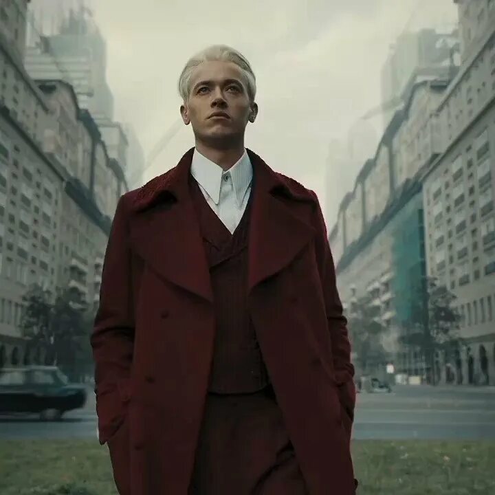 Кориолана сноу и люси. Дональд сазерленд голодные игры. Президент сноу голодные игры. Кориолан сноу. Президент кориолан сноу.