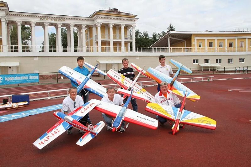 Спорт и авиация. Прыжки с парашютом во владимире. Авиационный спорт. Много самолетов в небе. Як-52 элерон.