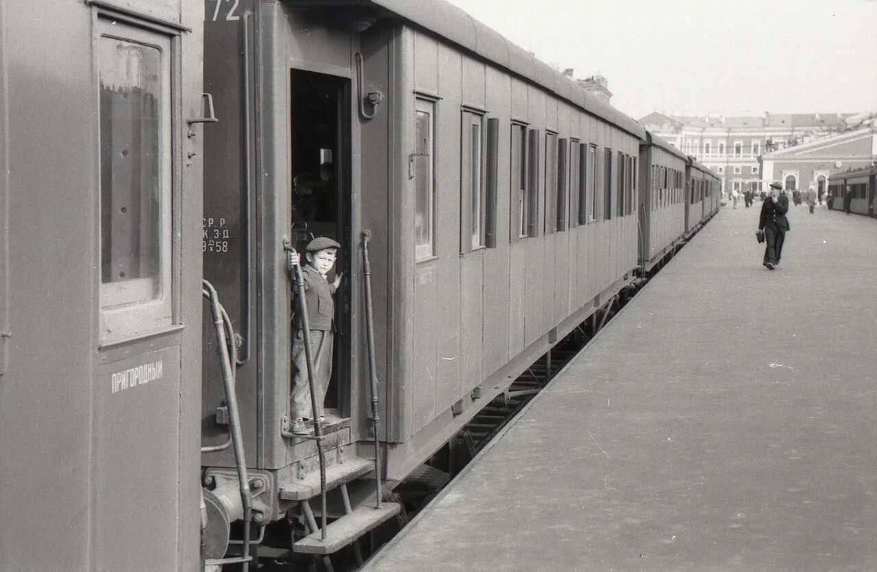 Старые пассажирские вагоны. Пассажирские вагоны 1950. Пассажирские вагоны 1920г. Пассажирский грузовой вагон 1950. Пассажирский вагон Егоровец.