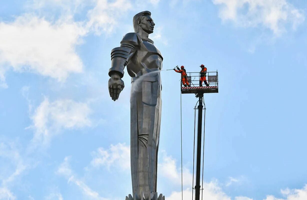 Памятник в столице. Более 1,1 тыс. памятников в москве промоют до конца апреля. 1 мая памятник.
