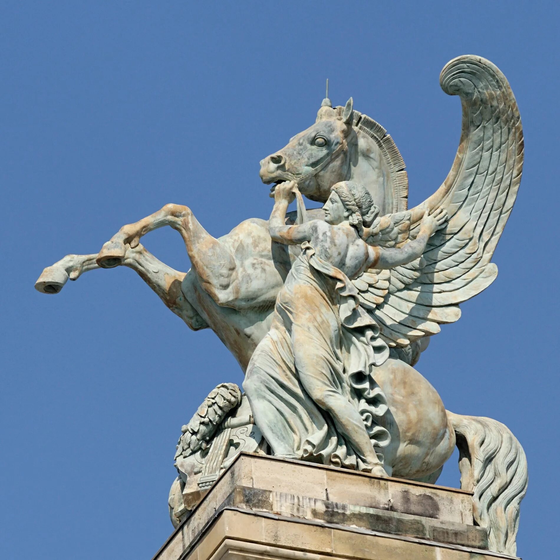 Скульптура на коне. Эжен-Луи Лекен. Пегас скульптура древняя Греция. Eugène Louis Lequesne скульптор. Статуя Пегаса в Греции.