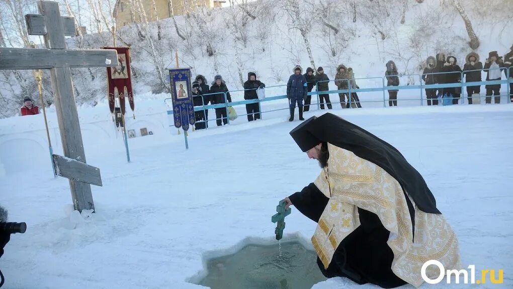 19 января 15 февраля. Троицкий храм поселок Измайлово купель. 19 Января в Омске купель. Крещенские купания. Крещение прорубь.