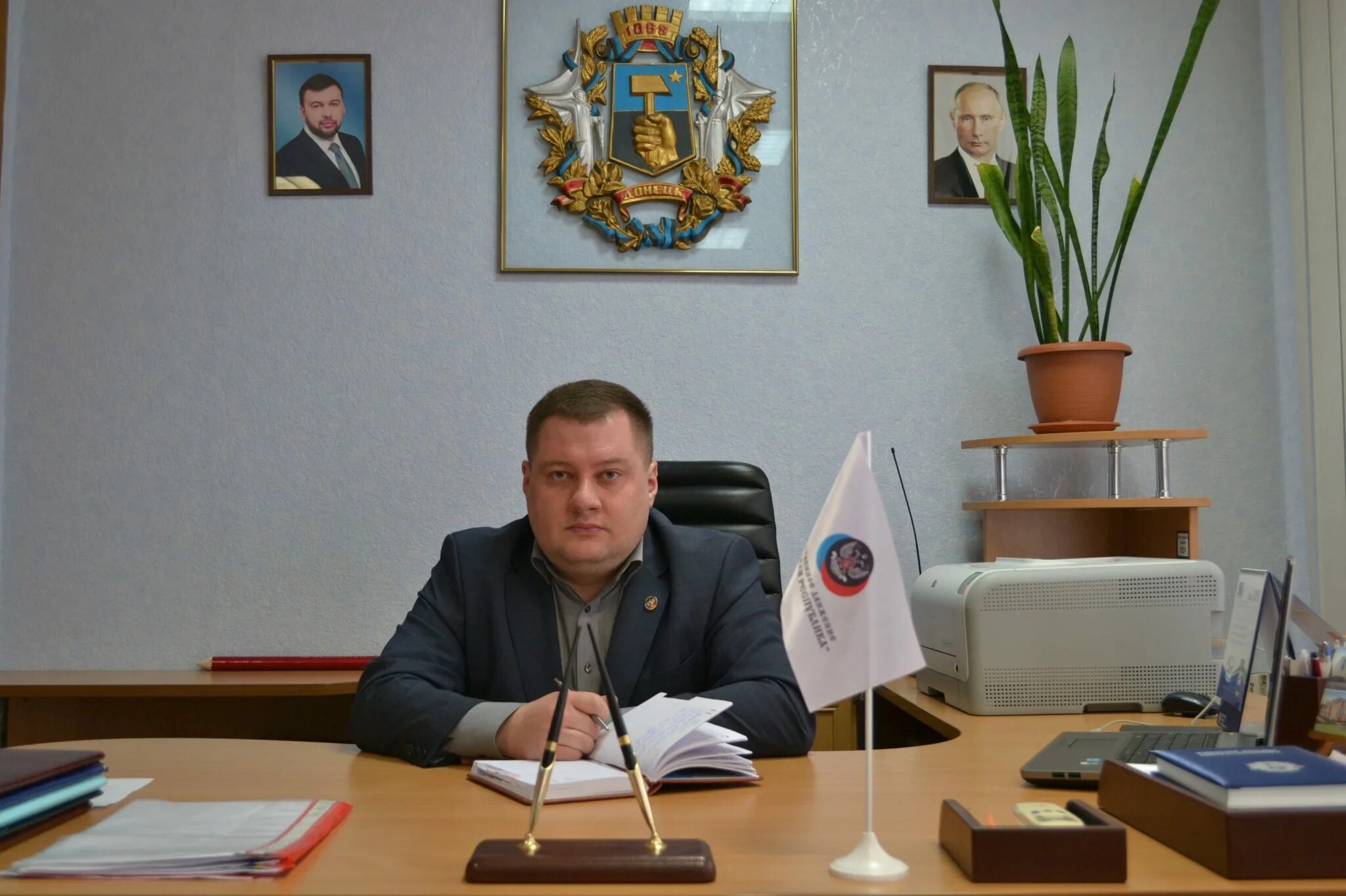 Донецкий горсовет днр. Донецк горсовет. Горсовет донецкая область. Донецк горсовет. Здание администрации города макеевка.