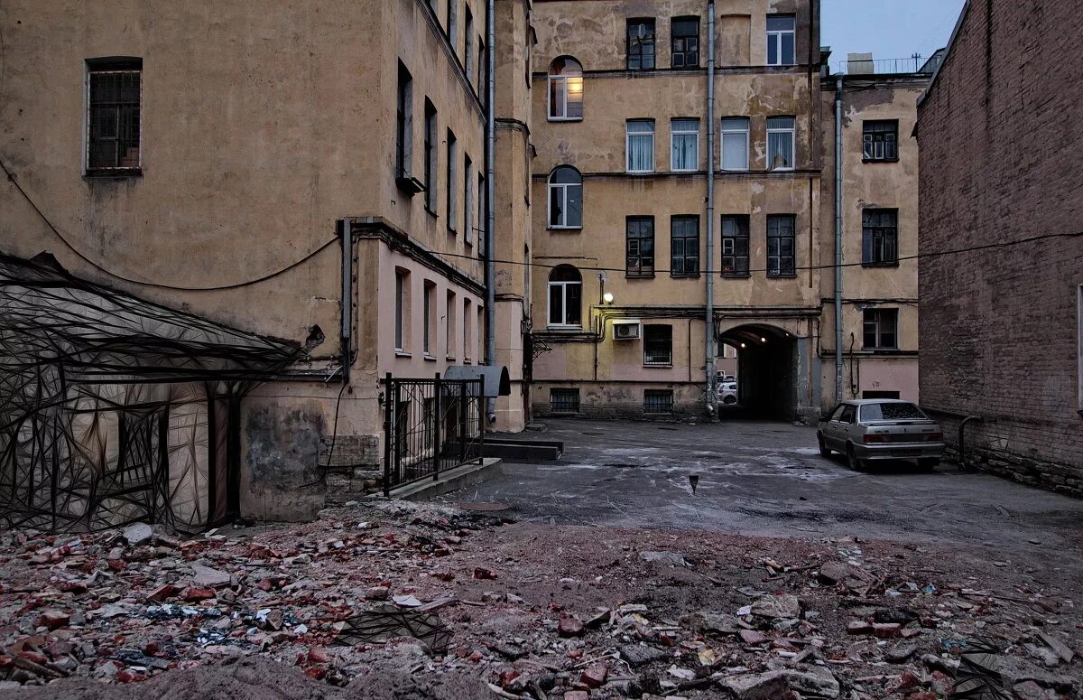 Двор в Питере на окраине. Санкт Петербург дворы обшарпанные. Заброшенный переулок Санкт Петербург. Петербургские трущобы Васильевский остров...