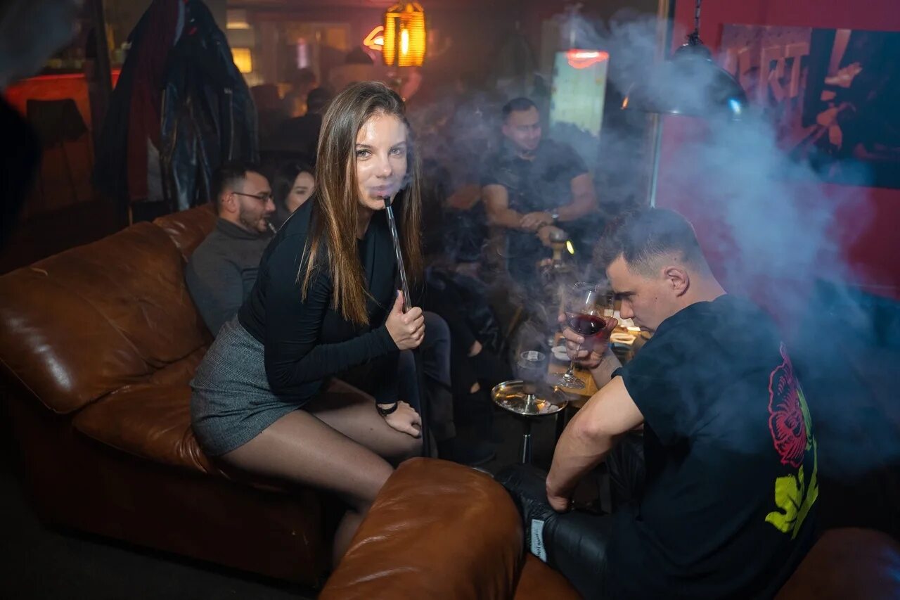Вейп в общественных местах. Вейп кальян. вейпинг в общественных местах. парение в общественных местах. кальян курить и электронные сигары.