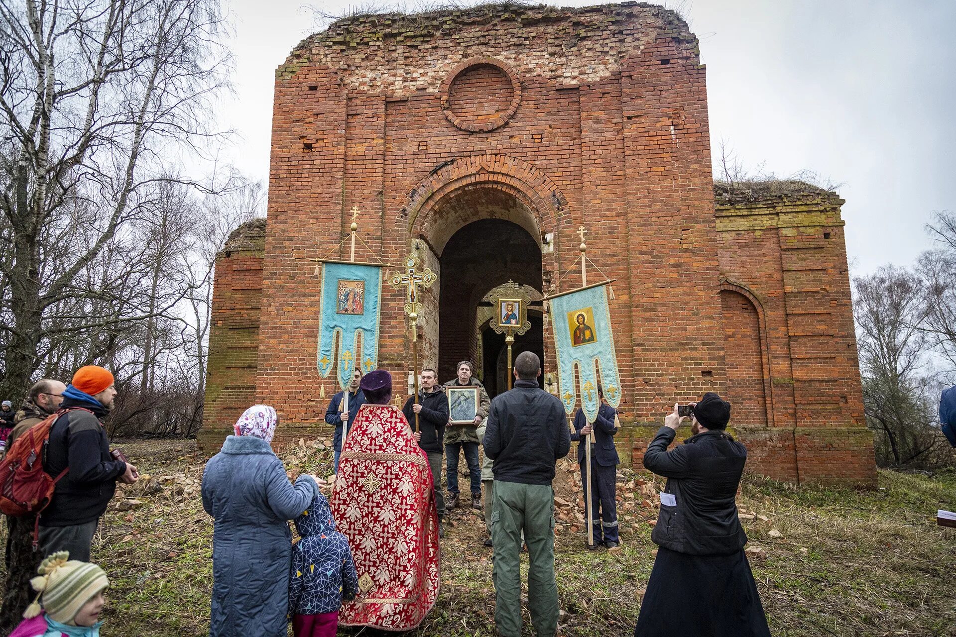 Сходить в храм. Люди идут в церковь. дорога к храму. храм стыла. православные святыни.