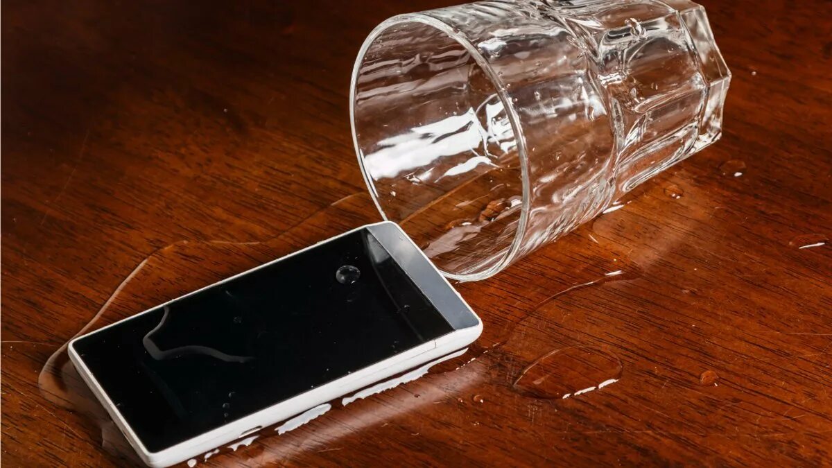 Телефон андроид попал в воду. Смартфон в воде. Смартфон падает в воду. Телефон андроид попал в воду. Смартфон упал в воду.