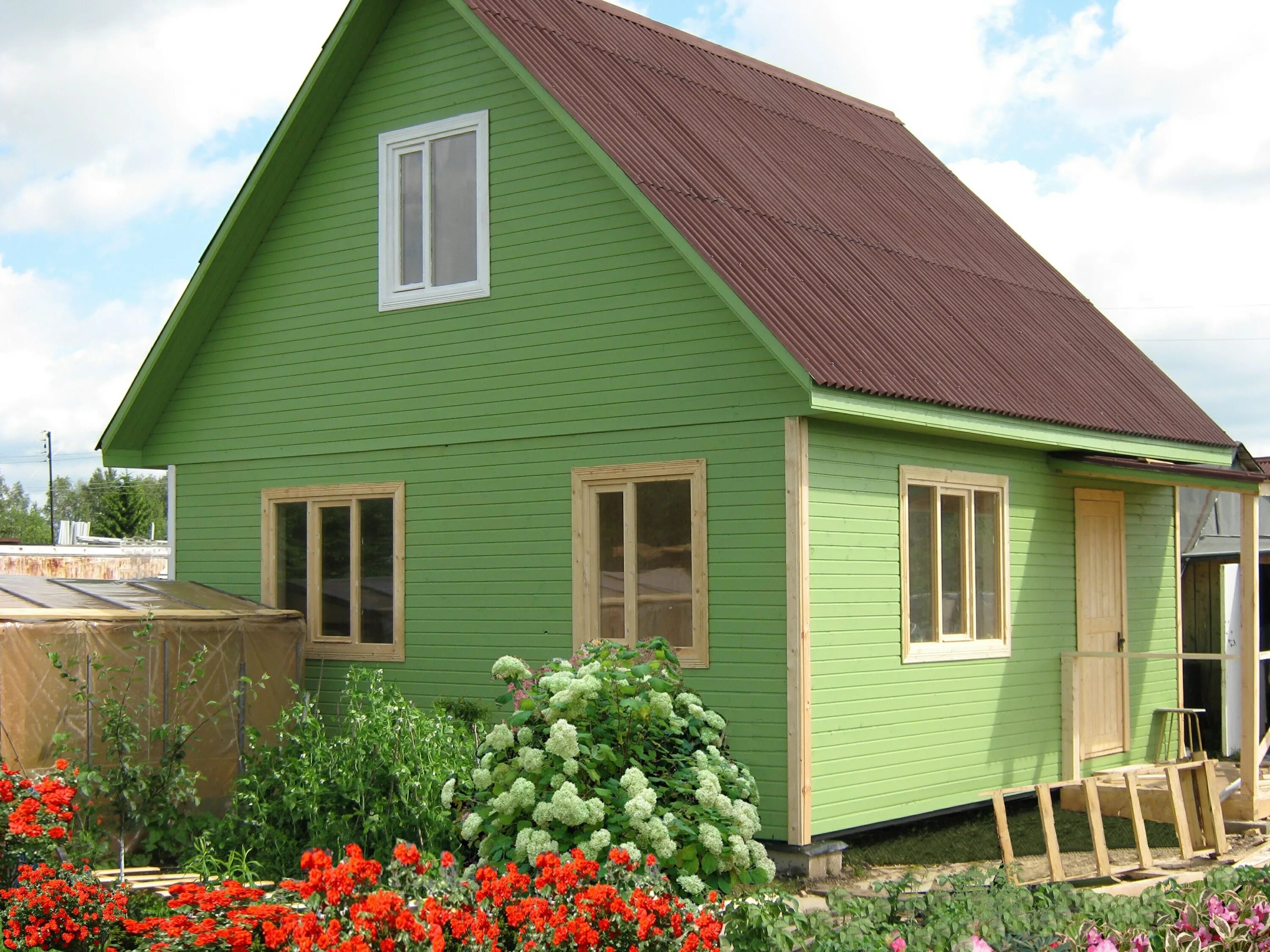 Покрасить дом на даче цвета. Цвета дачных домов. Цвет дачного домика. Салатовый деревянный дом. Садовый домик зеленого цвета.