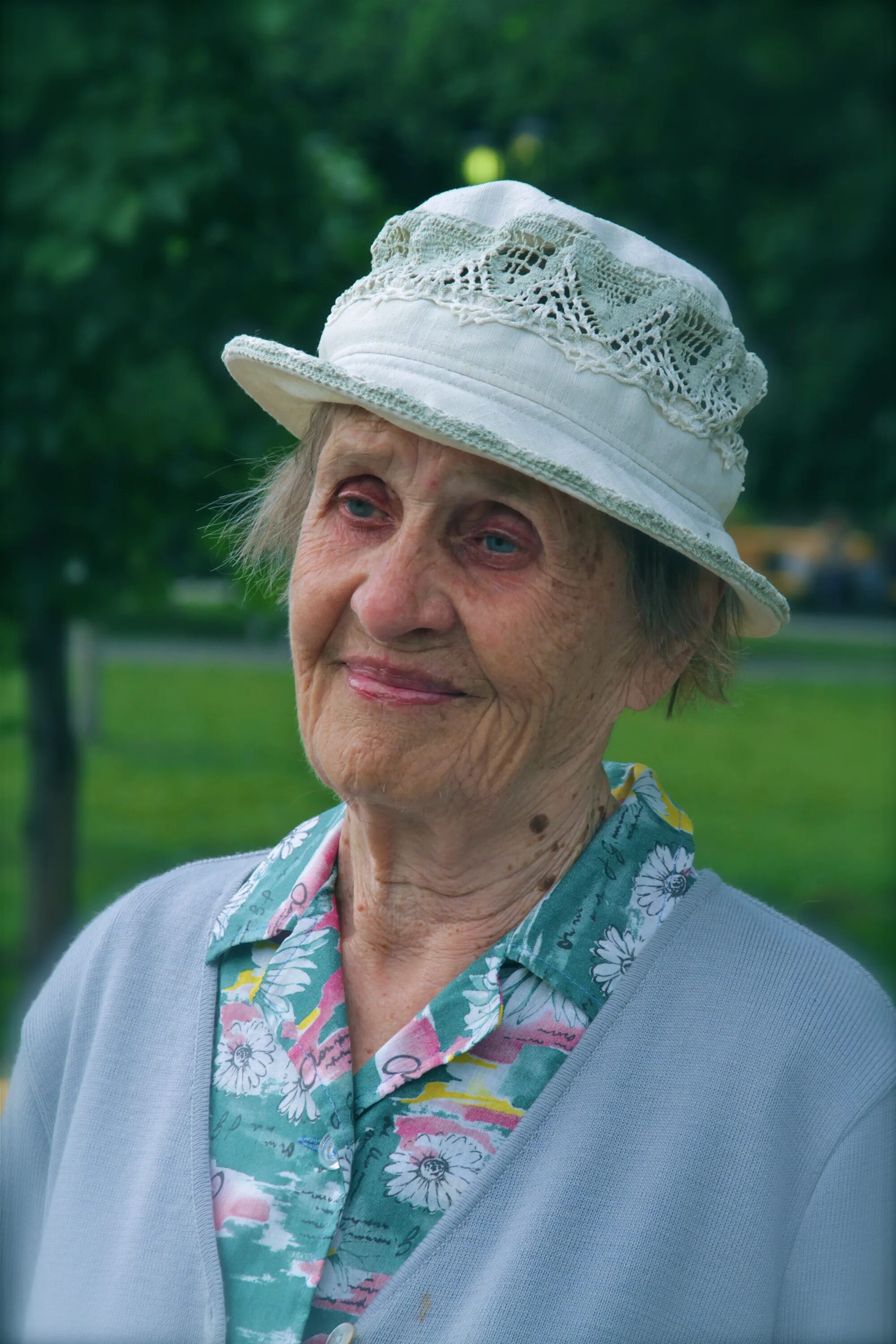 Бабушка в юбке. Бабушки формы. Образ бабушки. Модные старушки. Бабушка в платье.