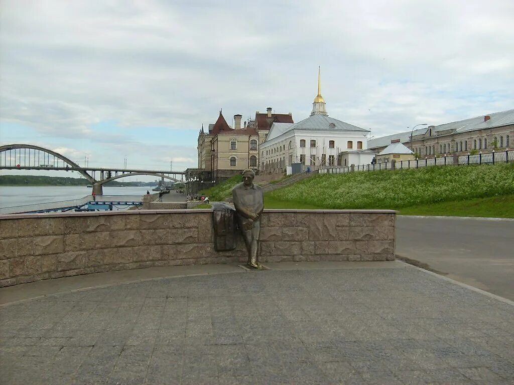 Форт рыбинск. Памятник льву Ошанину в Рыбинске. Ошанин памятник в Рыбинске. Лев Ошанин памятник в Рыбинске. Рыбинск смотровая площадка.