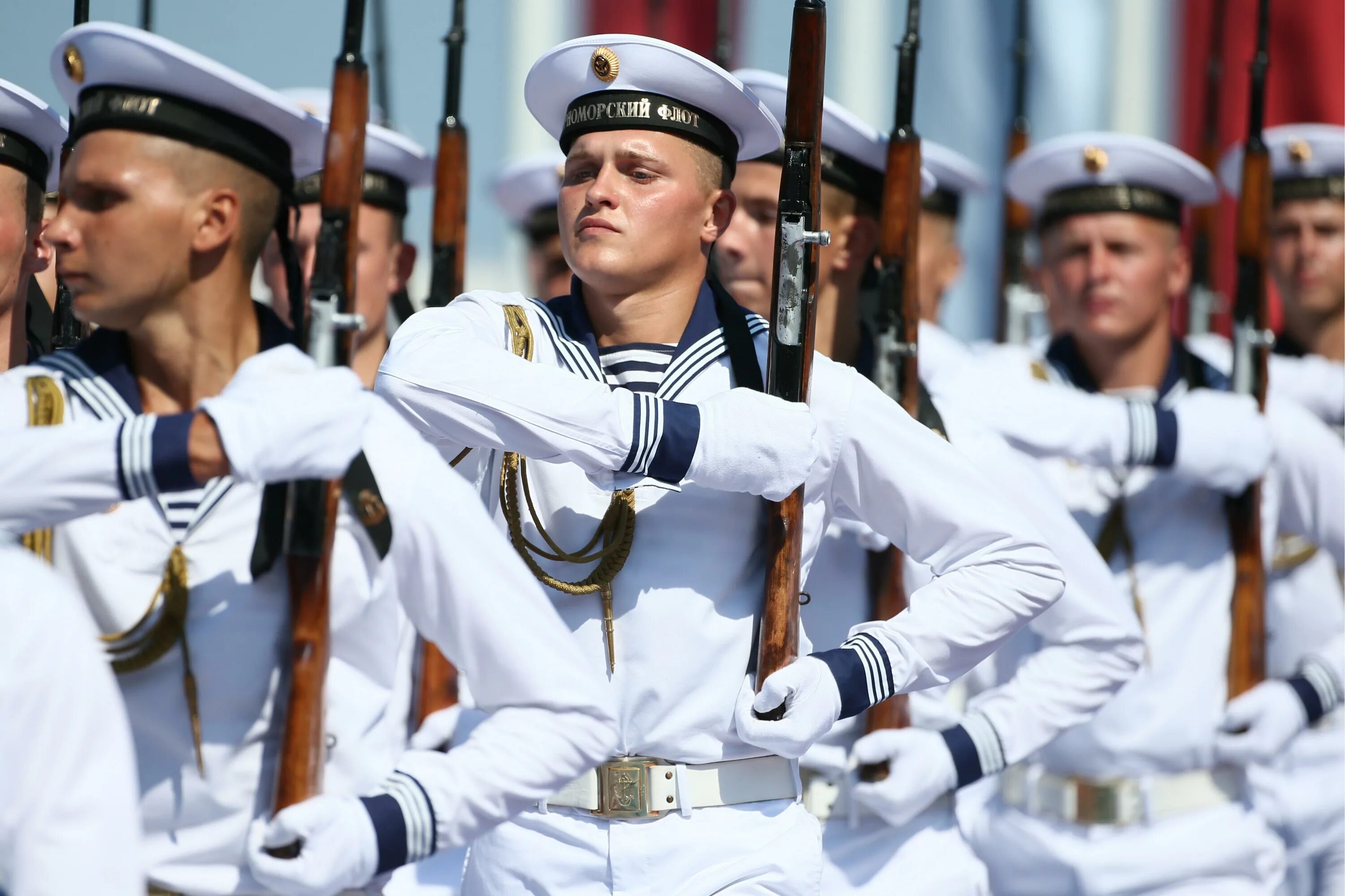 Прощание славянки тайланд. Армия моряки. Военный матрос. Российские моряки. Моряки в строю.