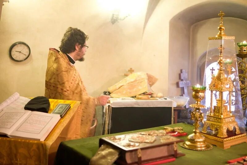 Великий четверг богослужения. Литургия кадило. Патриарх кирилл с кадилом. Каждение в храме. Афон кадило служба храм.