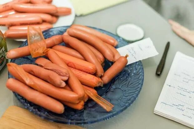 Сосиски фирмы. Сосиски для хот догов. Сосиски. Вкусные сосиски. Сосиски сардельки отварные.