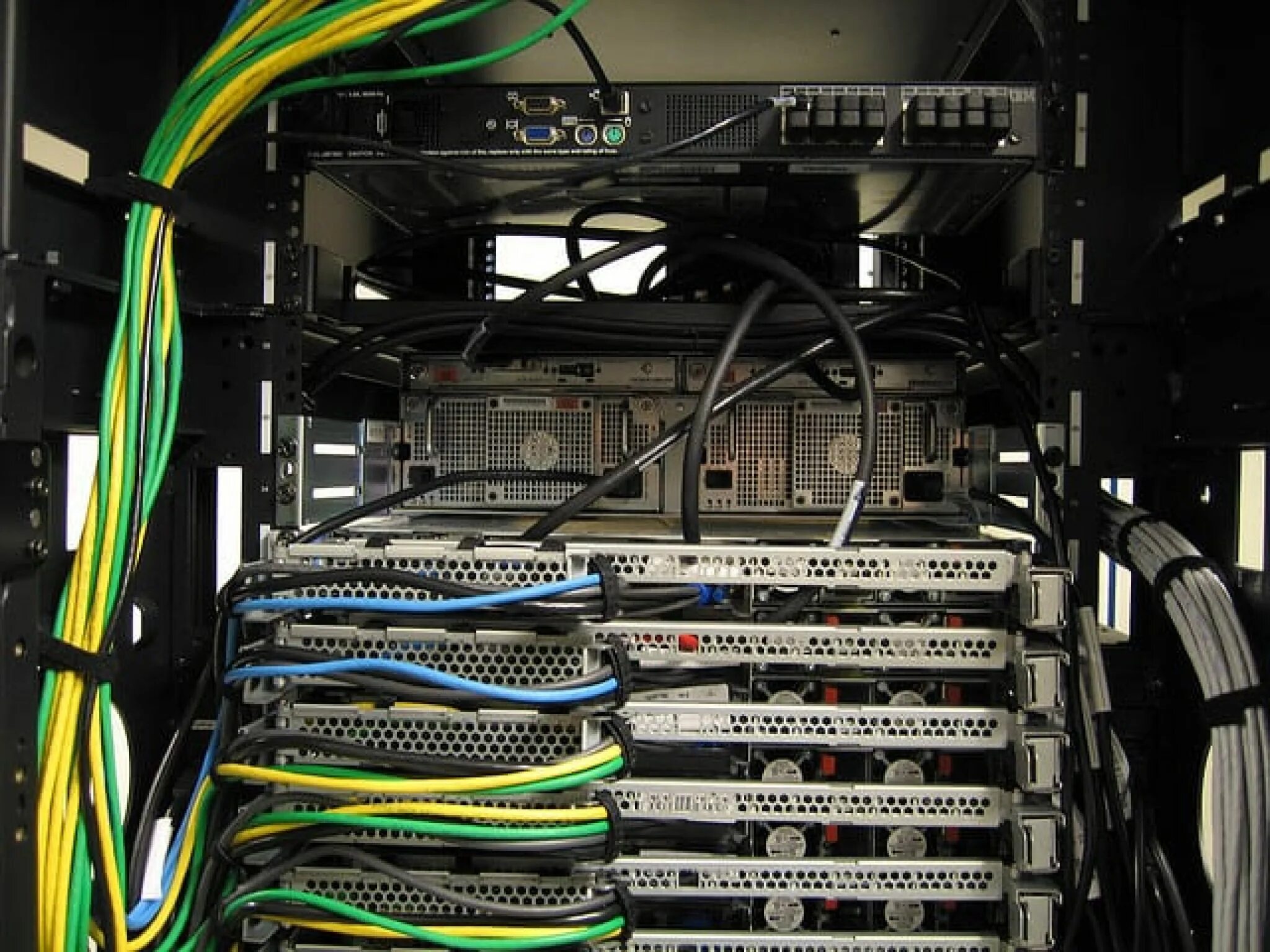 Серверная комната. Как выглядит сервер. Сетевое и серверное оборудование. Сервер. Как правильно установить сервер.