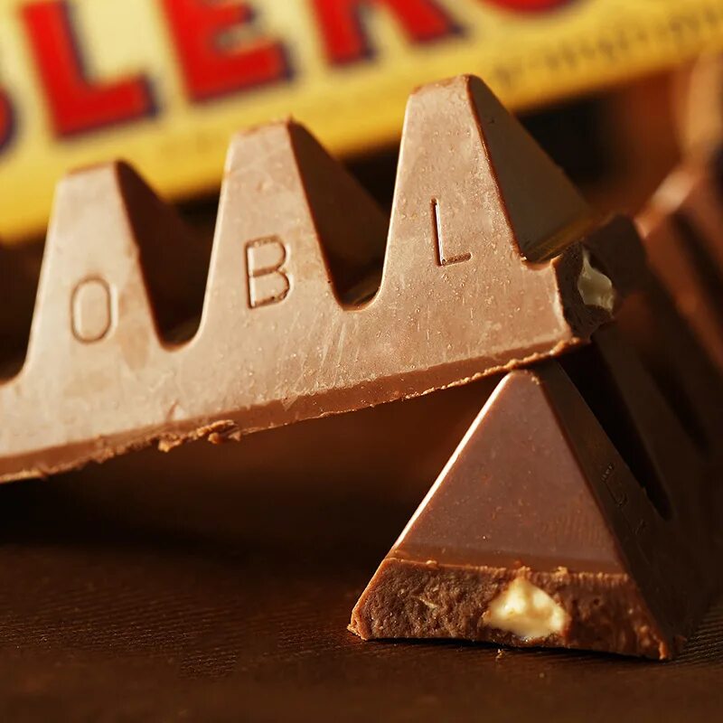 шоколад треугольник. треугольный шоколад. треугольный шоколад. треугольный шоколад toblerone. шоколад toblerone молочный 50 гр.