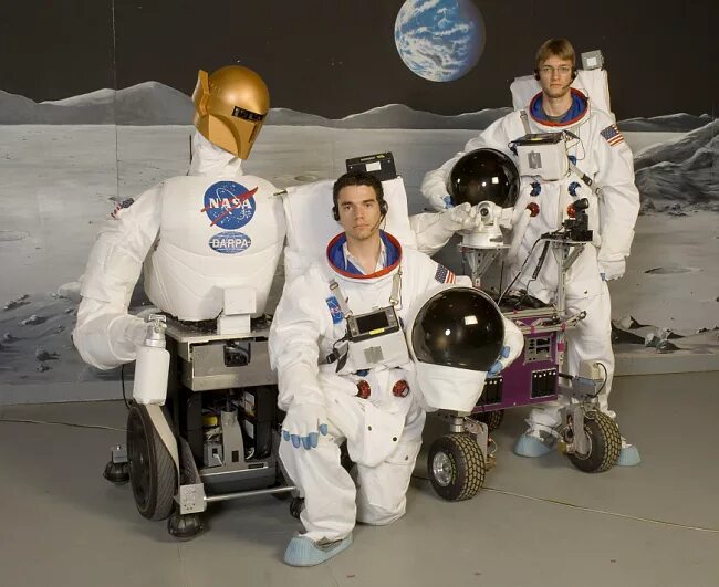 Первые космические роботы. НАСА Робонавт-2.. Робот Луна. Робот космонавт. Роботы в космосе.