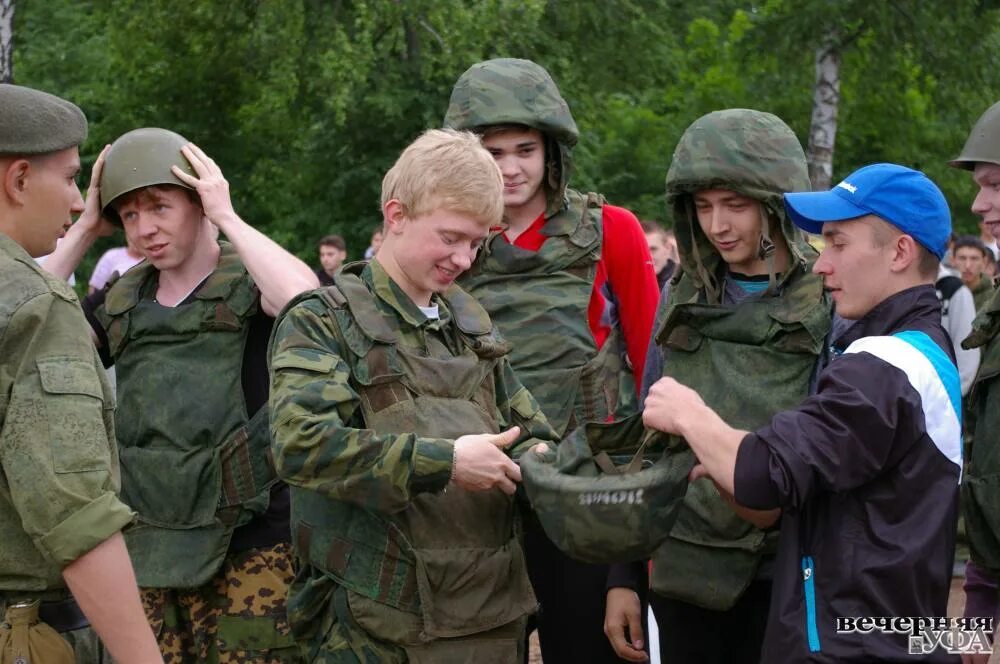 уфа сборы. теннисбол в россии. футболисты команда уфа. уфа салаватовцы сборы военный батальон. выезжающих на соревнование.