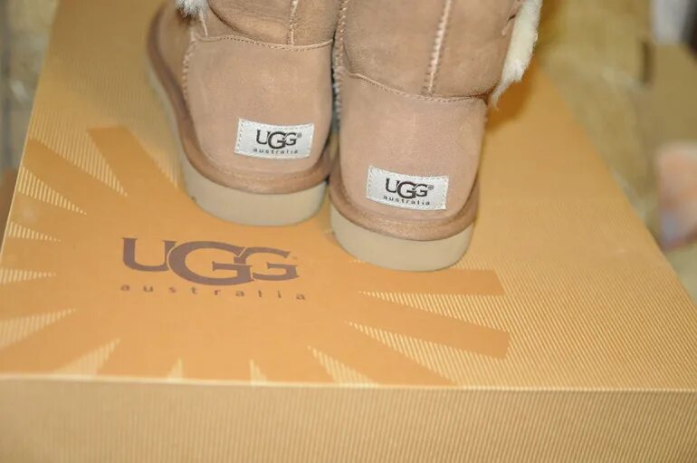 Ugg голограмма. Как проверить угги на оригинальность. Бирка на оригинальных ugg. Как проверить угги на оригинальность. Ugg оригинал женские australia.