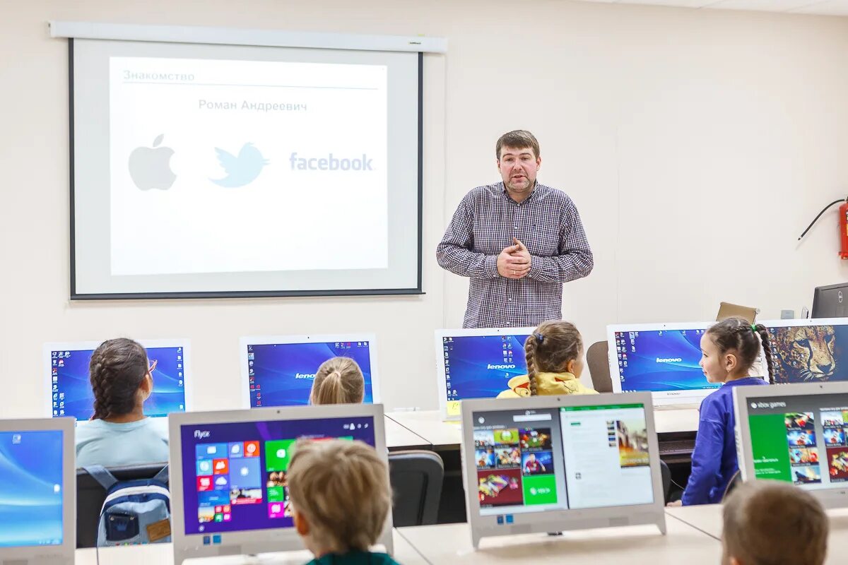 Программирование для школьников. Преподавательпрогаммирования. Школа программирования для детей. Преподаватель программист. Учащиеся за компьютером.