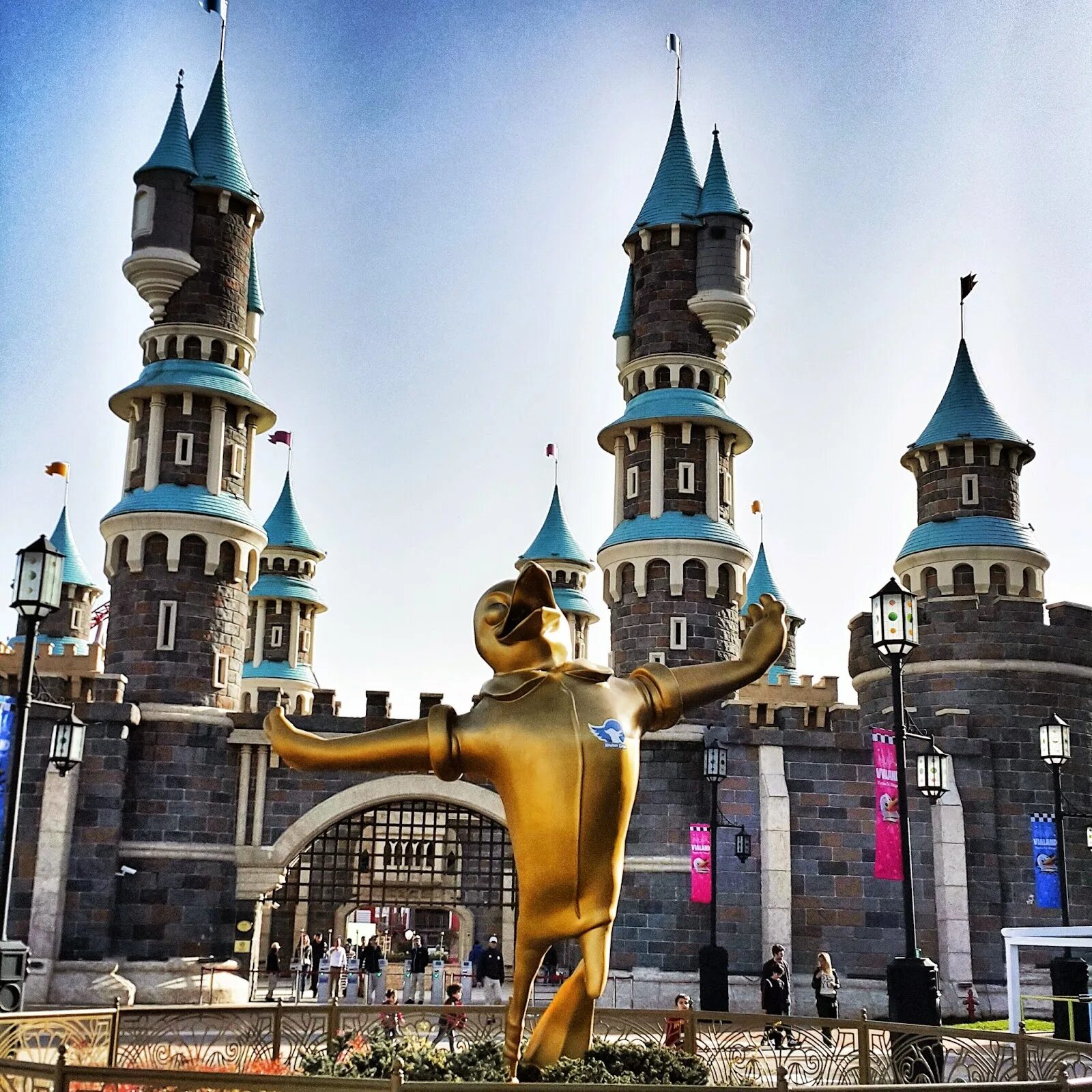 Куда сходить с детьми в стамбуле. Музей игрушек антальи. Парки развлечений для детей в стамбуле. Фотозона на крыше в стамбуле. Турция водохранилище цистерна базилика.