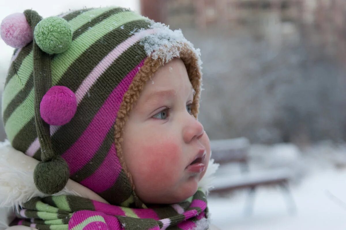 дети в снегу. ребенок на морозе. улыбка ребенка зимой. морозец на щеках. зимние шапки для детей.