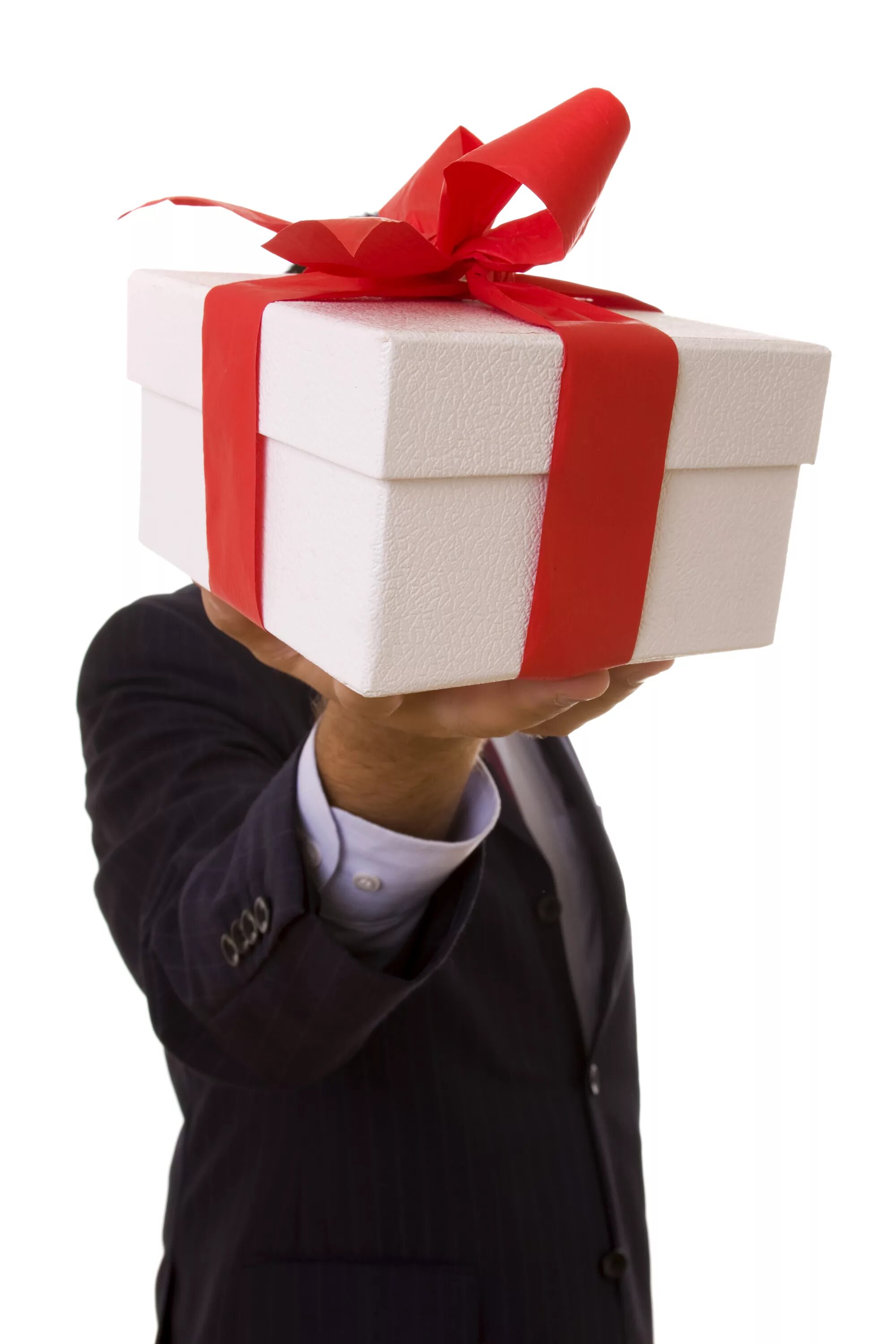 Человек с подарком в руках. Человек дарит подарок. Человек с подарочной коробкой. Дарим подарки.